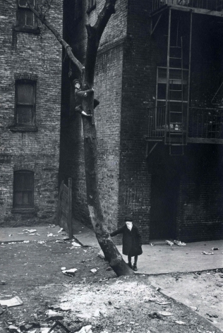 Helen Levitt New York City, 1942